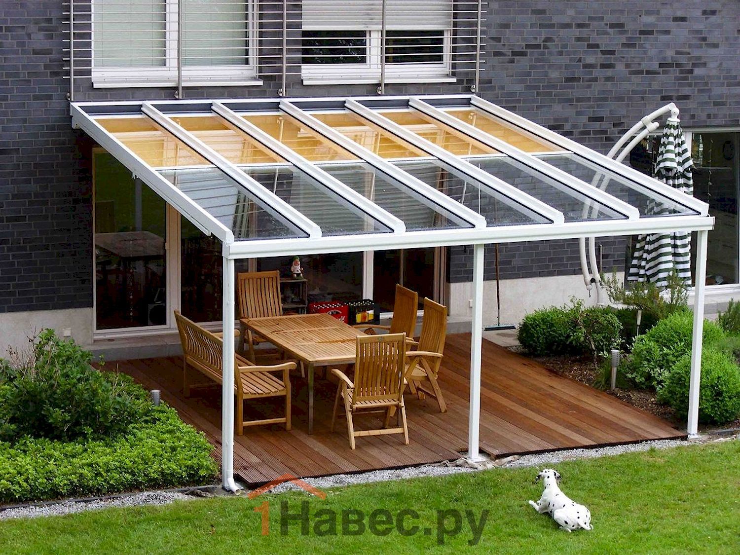 Открытая веранда с крышей